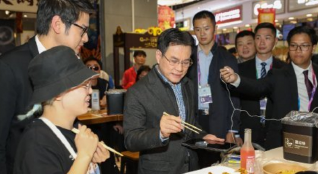 突然被泰国副总理喂饭 网友：还有这种操作？