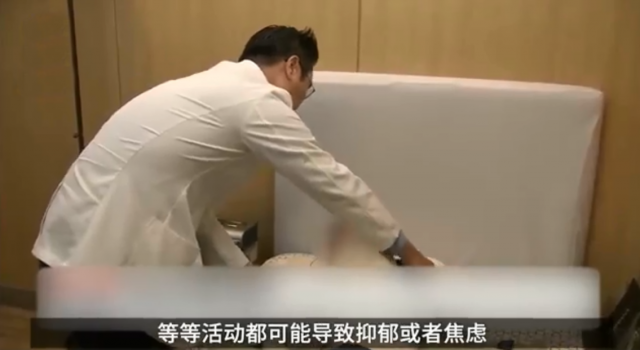 睡前玩手机增加抑郁风险 手机：我太南了