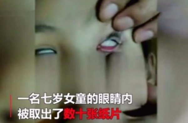 塞纸片涉事男孩疑被赶出学校 教体局：仍在调查