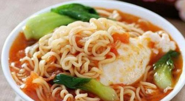 煮方便面时候怎么打蛋 网友这么多年的泡面白吃了