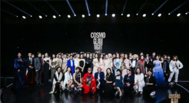 COSMO合照放大后 事实证明即便明星也hold不住集体照