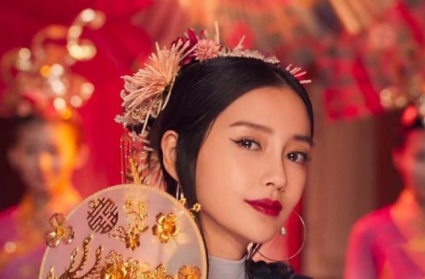 baby中国风造型惊艳 却遭劝退 网友：好好拍照别演戏