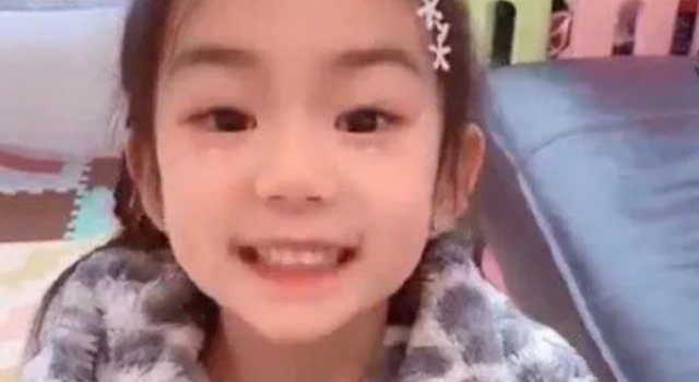 Lucky长大了 娇俏可爱地对镜送祝福 容貌跟妈妈一样