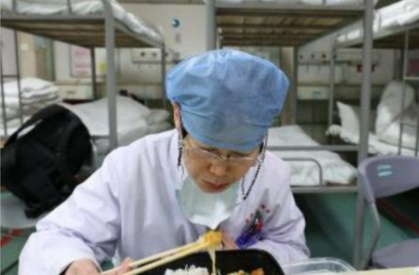 最早发现疫情的武汉女医生 和院方一起坚持上报