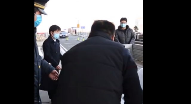 济南大哥放下500斤消毒原液后离开 网友：英雄不问出处