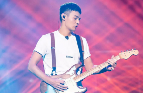 李荣浩 什么时候弹舌头了啊 疑惑的小眼 网友：指点下