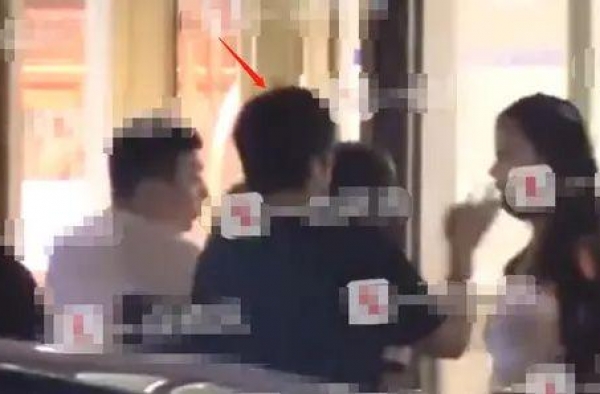 王岳伦疑似出轨，在KTV与美女搂肩壁咚太亲密，网友：心疼李湘
