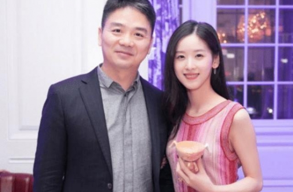 奶茶妹妹在太太圈的合照流出，看到站位才发现，《三十而已》太假