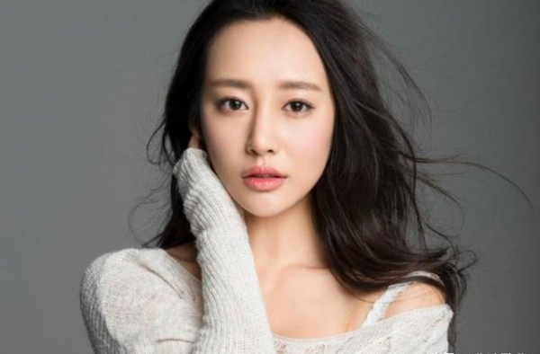 她因演反派被大家熟知，外表清纯却总演坏人，戏外竟是幸运女神