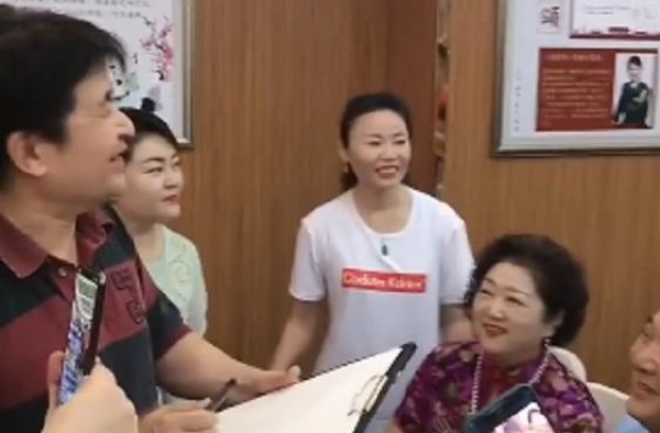 毕福剑近照暴肥认不出！现身小活动遭大妈围堵，人气爆棚魅力不减