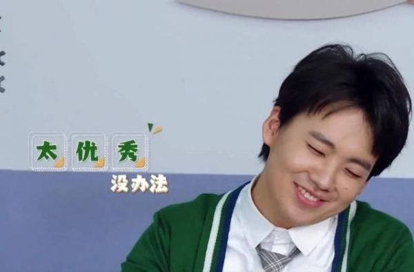 可爱不是装出来的，当《跑男》成员脱下鞋后，郭麒麟的脚暴露了
