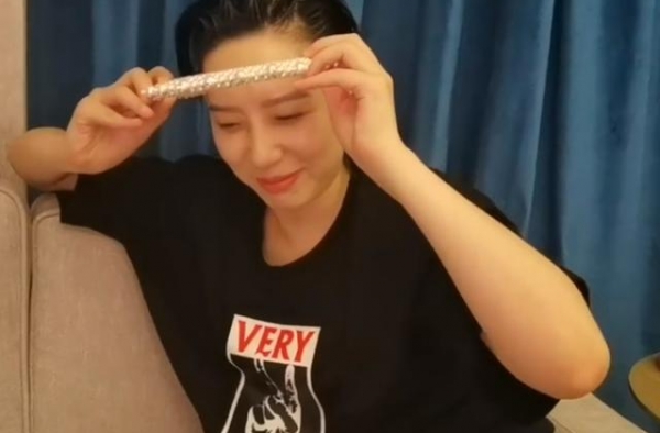 湖南卫视晚会引争议，孟佳被区别待遇，运镜还从女艺人裙下拍起