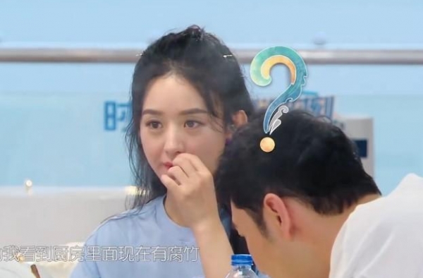 赵丽颖吃火锅导致脱妆，一不小心露出素颜，这颜值谁能扛得住？
