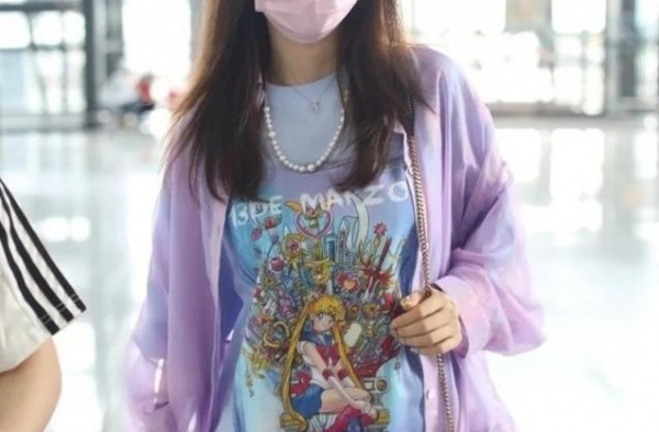 真服离婚后的李小璐，出门只穿T恤不搭裤，这腿让女生看了都崩溃
