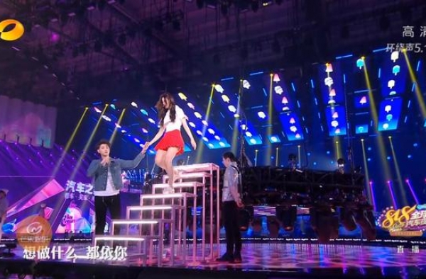 这位老板也太宠艺人了！芒果台晚会黄子韬徐艺洋超甜对唱火了
