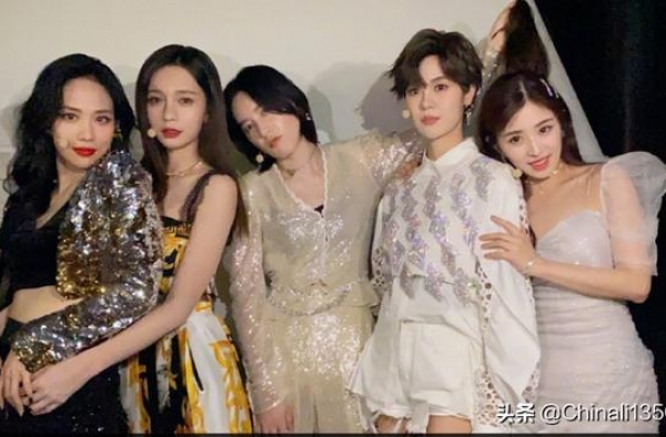 沈梦辰晚会后晒姐姐们合照，还是喜欢张含韵