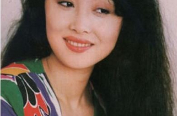 她是冯小刚力捧的女星，3婚再次嫁给前夫，儿子如今红透半边天
