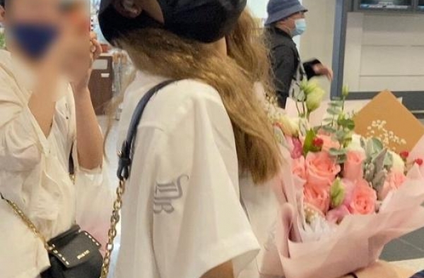硬糖少女机场收到花束：陈卓璇玫瑰花，唯独张艺凡不同