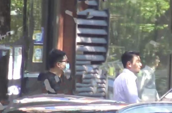 雷佳音野外拍大片，当女工作人员面脱衣不避讳，光膀子露啤酒肚