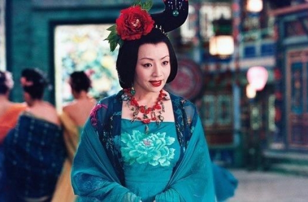 宋丹丹年轻时什么样？简直天使面孔魔鬼身材，怪不得说杨紫不漂亮