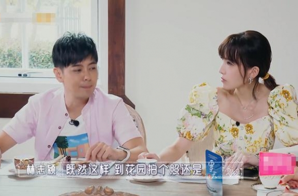 林志颖拍全家福，11岁Kimi终于现身，发型不变身高却成焦点