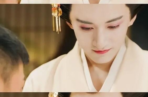 《琉璃》几位男主换上女装，刘学义太妩媚，成毅清新灵动如仙女