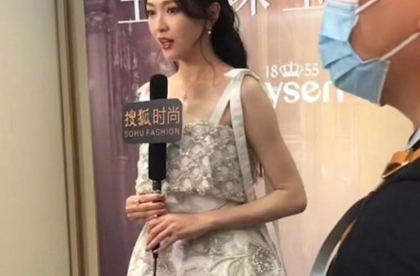 唐嫣抵达宁波参加珠宝发布会，现场生图曝光，却比男生还高