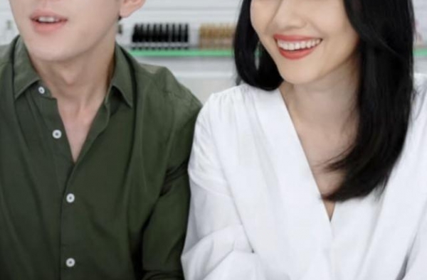 高圆圆怀上二胎？现身李佳琦直播间，穿高腰裙侧身小腹微微隆起