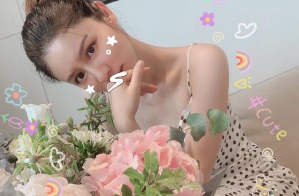 张馨月被曝怀孕数月后，晒戴口罩美照难掩小V脸，手指纤细无孕相