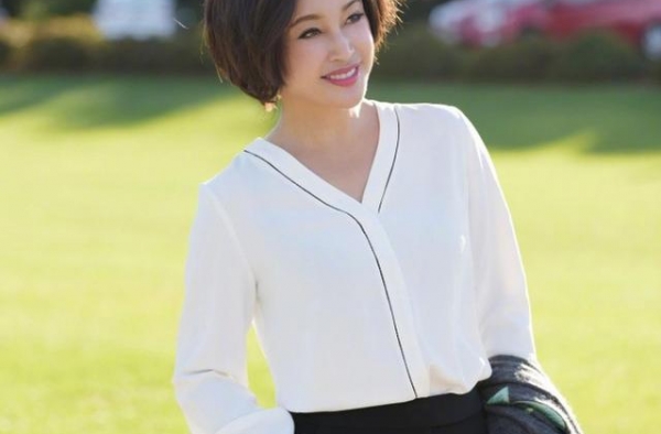 65岁刘晓庆真敢穿！白色V领上衣大秀锁骨，精致妆容女人味十足