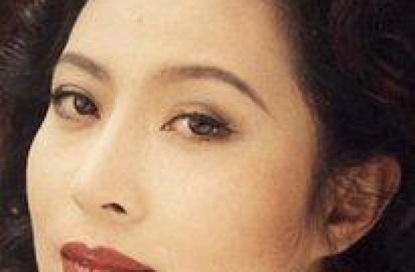 她因患病无奈隐退，57岁还没孩子，但影帝丈夫对她却不离不弃！