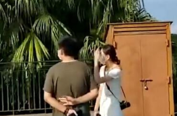 黄之锋遛狗被香港大妈痛骂5分钟，网友：“过街老鼠”
