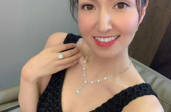 恭喜！36岁香港知名混血女主持将与球星男友结婚，既兴奋又不安
