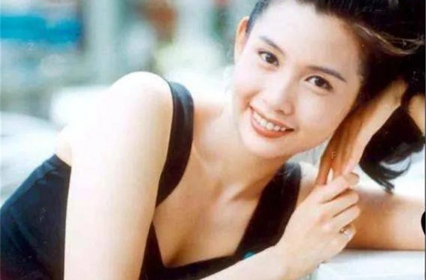 邱淑贞晒出照片表现遗传偏心：三个女儿同框，颜值差异一目了然