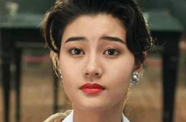李嘉欣在赌王去世后晒出与陈百强合影，底气不足还要挑衅何超琼？