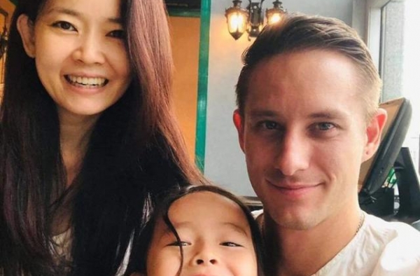 男星七夕宣布与八年妻子早已离婚，儿子毫不知情，上月还在秀恩爱