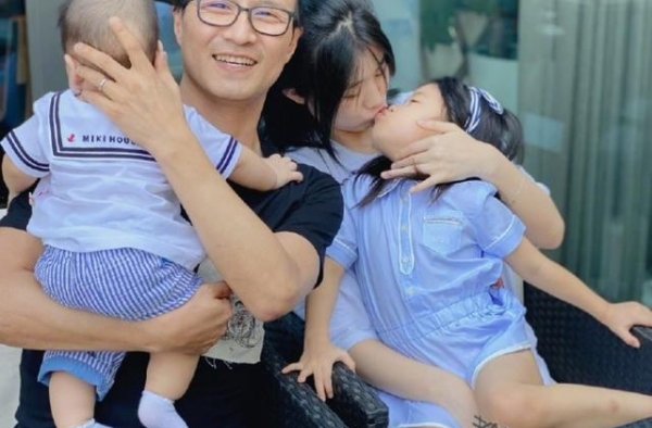 汪峰长女近照，章子怡替其撑伞遮阳，15岁身材抢镜高后妈半个头