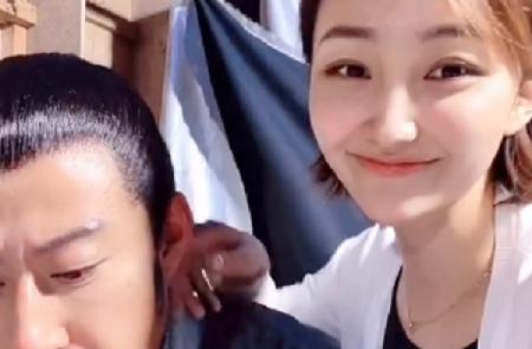 45岁于震被娇妻拧耳朵，表情痛苦不敢反抗，把潘长江当父亲照顾