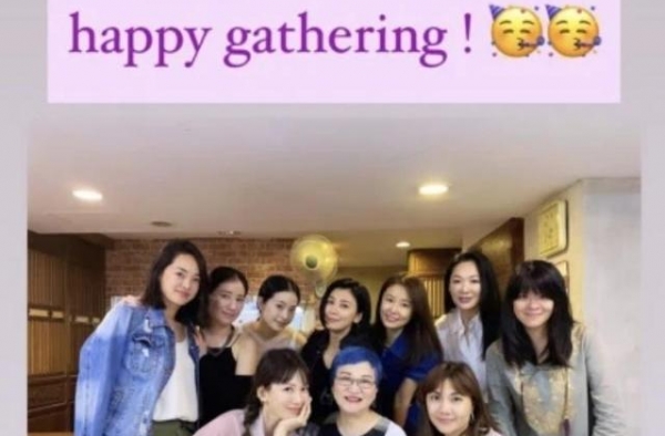 辣妈同框比美！46岁贾静雯显干练，44岁林心如美如少女