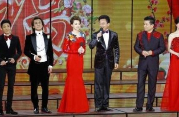 11年前，罗京葬礼上哭到昏厥的妻子，转身却带着儿子嫁给富商