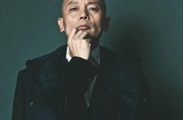被女演员大骂流氓，冯小刚为其下跪颁奖，与丑妻恩爱多年至今无子