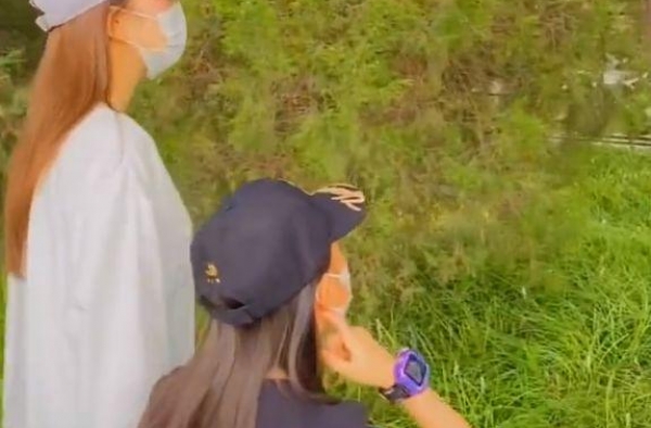 李小璐带甜馨到公园散步，当镜头扫到两人双腿，确定是7岁女儿？