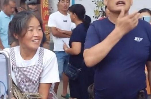 大衣哥免费为邻居建凉棚，打扮朴素接地气，曾捐百万却遭喷捐太少