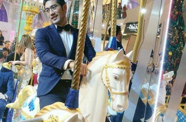 谨以这些抱着鲜花和爱心的高以翔的照片致2020年的七夕节