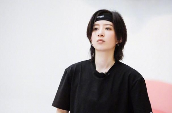 李斯丹妮和郁可唯放飞自我被骂有病，这是在立“傻白甜”人设吗？