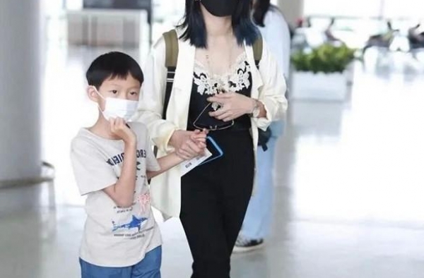 有种“墙倒”叫众人推，范冰冰机场穿少女裙，偶遇昔日好友无互动