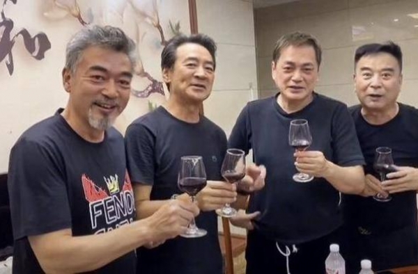 63岁汤镇宗近况曝光，昔日男神变化大，头发泛白法令纹明显