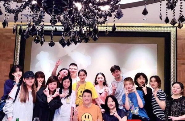 关晓彤为父亲办生日会，关少曾：闺女长大啦