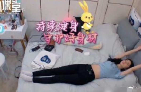 孔雪儿新照，像土土的漂亮姐姐，没刘海了像换了个人似的
