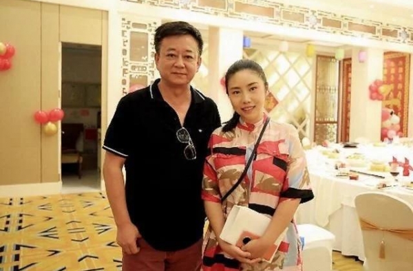 朱军现身朋友聚会，身材发福精神状态惹人忧，56岁老的像65岁